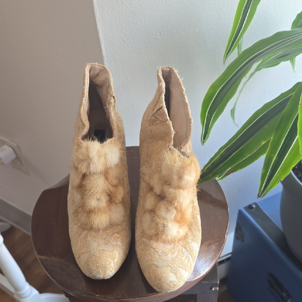 Baci Victorian Style " Daisy" Mink Pom Pon Heels - Picture 3 of 10